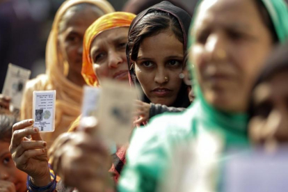 Varias mujeres hacen cola en un colegio electoral durante la segunda fase de las elecciones para la Asamblea estatal de Gujarat, en Ahmedabad (India), el 14 de diciembre.-EFE