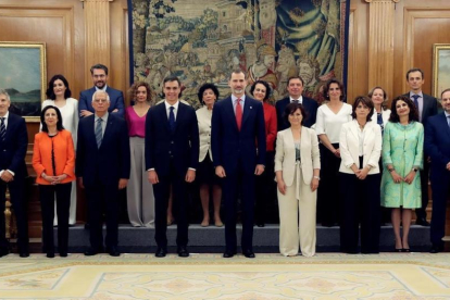 Los nuevos ministros acompañados del Rey Felipe VI y el presidente del Gobierno, Pedro Sánchez.-JJ GUILLEN (EFE)