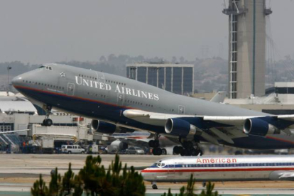 Un avión de United Airlines, en Los Ángeles.-Foto: DAVID MCNEW / AFP