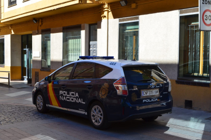 Vehículo policial en la puerta de la comisaría de Soria. HDS