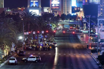 Tráfico cortado en la famosa avenida Strip de Las Vegas tras producirse un atropello en el que ha muerto una persona y al menos 35 han resultado heridas.-AFP / ETHAN MILLER