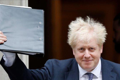 Boris Johnson, ayer al salir de Downing Street.-TOLGA AKMEN AFP