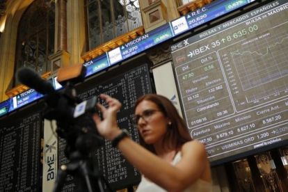 Imagen de los paneles de cotización de los valores de la Bolsa española.-EFE / MARISCAL
