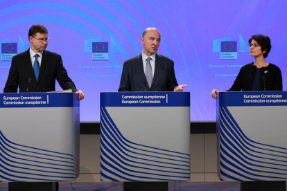 El vicepresidente de la CE para el Euro y el Diálogo Social, Valdis Dombrovskis (i); el comisario de Asuntos Económicos, Pierre Moscovici, y la comisaria europea de Empleo, Marianne Thyssen, ofrecen una rueda de prensa en la sede de la CE para presentar e-EFE
