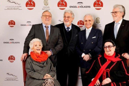Teresa Berganza junto a Plácido Domingo y otros grandes nombres de la ópera española en la presentación de una revista.-JOAN TOMÁS
