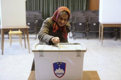 Una mujer vota en Eslovenia en el referéndum contra el matrimonio gay.-REUTERS / SRDJAN ZIVULOVIC