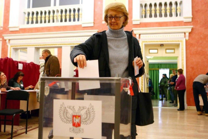 Una mujer deposita su voto en un colegio electoral de la ciudad ucraniana de Donetsk-ALEKSEY FILIPPOV (AFP)