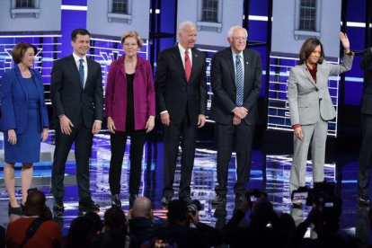 De izquierda a derecha, los candidatos demócratas Amy Klobuchar, Pete Buttigieg, Elizabeth Warren, Joe Biden, Bernie Sanders y Kamala Harris, antes del debate.-GETTY IMAGES NORTH AMERICA