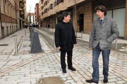 Javier Antón y Carlos Martínez Mínguez durante su visita a la calle Medinaceli. / VALENTÍN GUISANDE-