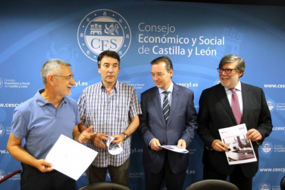 (I a D) Los secretarios de UGT y CCOO, Agustín Prieto y Ángel Hernández; el presidente del CES, Germán Barrios y el presidente de Cecale, Santiago Aparicio, en la presentación del Informe Anual del Consejo Económico y Social de Castilla y León-Ical