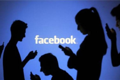 Siluetas en un panel de Facebook.-Foto:   REUTERS / DADO RUVIC