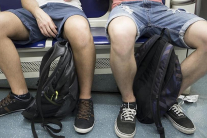 Dos viajeros del metro de Barcelona ocupan tres asientos con su 'despatarre'.-AUGUST BLÁZQUEZ
