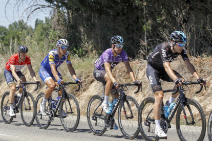 Mikel Landa, de morado, durante la Vuelta a Burgos-SANTI OTERO / EFE