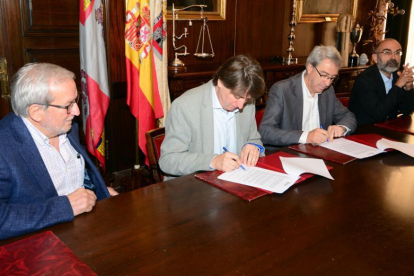 Bárez, Mínguez, García y González durante la firma del convenio.-ÁLVARO MARTÍNEZ
