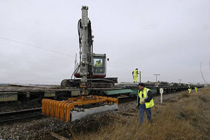 Trabajos de acopio de materiales para la renovación de la línea Soria-Torralba, en la estación de Coscurita. / ÁLVARO MARTÍNEZ-