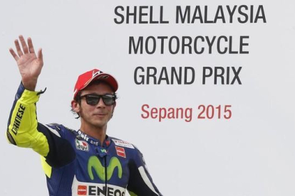 Valentino Rossi saluda a sus aficionados tras la conclusión del Gran Premio de Malasia.-REUTERS / OLIVIA HARRIS
