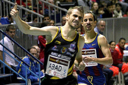 Javier Abad en el momento de ganar en Zaragoza por delante de Olmedo. / EFE-