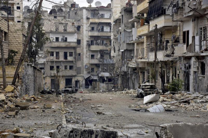 Fotografía facilitada por la Agencia Árabe Siria de Noticias (SANA) que muestra a los daños en los edificios del distrito de Al Sukari y Ansari de Alepo, ayer.-EFE