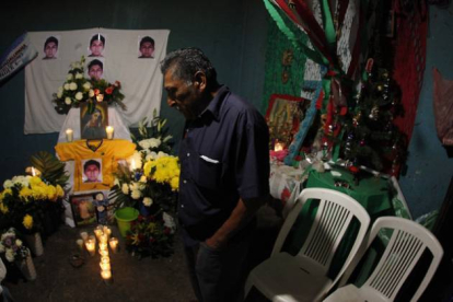 El padre de Alexander Mora Venancio, cuyos restos calcinados le han identificado como uno de los 43 estudiantes mexicanos desaparecidos, ante el altar dedicado a su hijo en su casa.-Foto: JORGE DAN LÓPEZ / REUTERS
