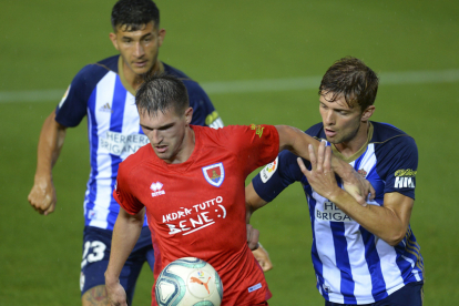 Zlatanovic, autor del gol del Numancia, protege el balón ante dos rivales de la Ponferradina. LaLiga.