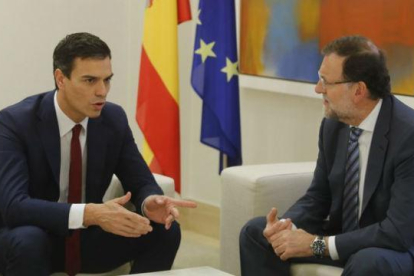El presidente Mariano Rajoy se reúne en el jefe de la oposición, Pedro Sánchez, para detener el proceso independentista.-AGUSTÍN CATALÁN
