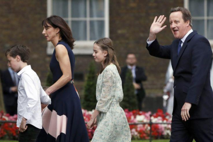 Cameron, con su esposa y sus hijos, en su último día en el 10 de Downing Street, el pasado 13 de julio.-STEFAN WERMUTH / REUTERS