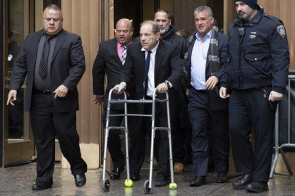 El productor Harvey Weinstein llega con un andador por una lesión de espalda al tribunal de Nueva York donde enfrenta un juicio penal por violación y agresión sexual.-