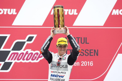 Francesco Bagnaia celebra su victoria en Moto3, en el circuito de Assen.-AP / VINCENT JANNINK