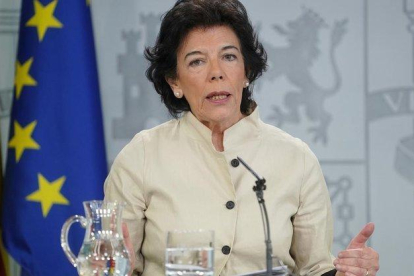 La ministra portavoz, Isabel Celaá, este viernes en rueda de prensa tras el Consejo de Ministros.-JOSÉ LUIS ROCA