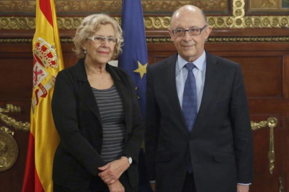 La alcaldesa de Madrid, Manuela Carmena, y el ministro de Hacienda, Cristobal Montoro, tras reunirse en noviembre del 2016.-EFE