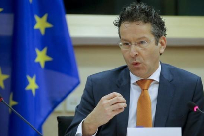 El presidente del Eurogrupo, Jeroen Dijsselbloem,  interviene ante la Comisón de Asuntos Económicos y Monetarios de la Eurocámara  en Bruselas.-EFE /OLIVIER HOSLET