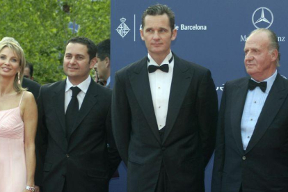 El rey emérito, Juan Carlos I, en una imagen del 2006, junto a su yerno Iñaki Urdangarín y Corinna.-GTRESONLINE