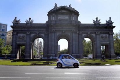 Un vehículo de Car2Go circula por la Puerta de Alcalá, en Madrid.-JUAN MANUEL PRATS