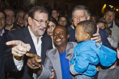 El presidente del Gobierno, Mariano Rajoy, durante el acto electoral que los populares han celebrado en la localidad onubense de Palos de la Frontera.-EFE / JULIÁN PÉREZ