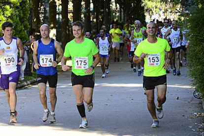 Varios corredores durante la edición del año pasado de la Media Maratón de Soria. / ÁLVARO MARTÍNEZ-