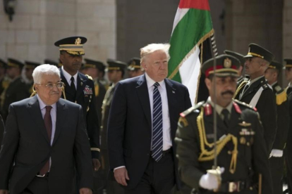El presidente palestino Mahmud Abas y su homologo estadounidense Donald Trump en Belén.-EFE / FADI AROURI