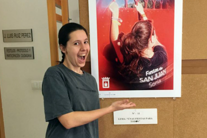 Cristina Antón con su cartel ganador 'Unas fiestas para tod@s'. HDS