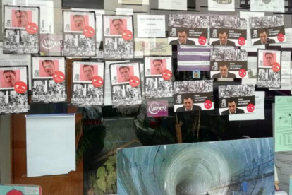 La sede de Podemos Xixón, empapelada con carteles considerados fascistas.-