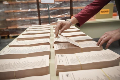 Un operario trabaja en los preparativos electorales de las elecciones del 2015.-FERNANDO VILLAR