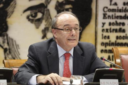 El Gobernador del Banco de España, Luis María Linde, el año pasado.-ARCHIVO / AGUSTÍN CATALÁN