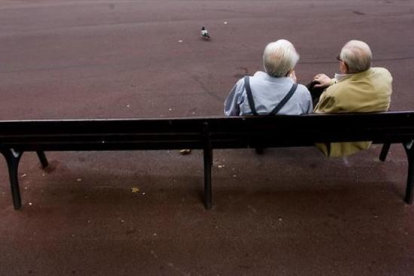 Dos jubilados en una plaza.-JULIO CARBÓ
