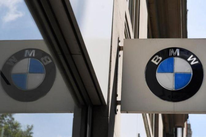 Logotipo del fabricante alemán de automóviles BMW en un concesionario de Londres.-EFE / ANDY RAIN