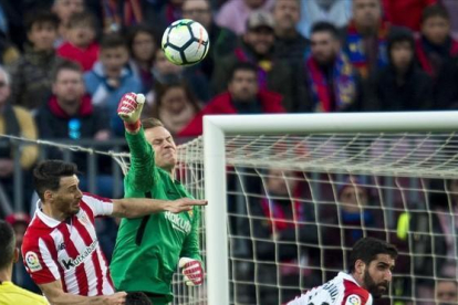 Ter Stegen despeja un balón con el puño ante Aduriz en el duelo con el Athletic en el Camp Nou.-JORDI COTRINA