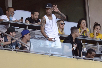 Neymar sigue el partido de Brasil en el estadio Rose Bowl de Pasadena.-KEVORK DJANSEZIAN / GETTY IMAGES