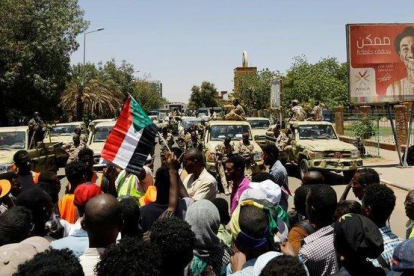 Manifestantes protestan ante las fuerzas de seguridad sudanesas en Kartum.-UMIT BEKTAS (REUTERS)