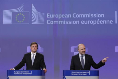 El comisario Moscovici (derecha), y el vicepresidente Dombrovskis, en la rueda de prensa en la que justificaron la cancelación de la multa a España.-EFE / LAURENT DUBRULE