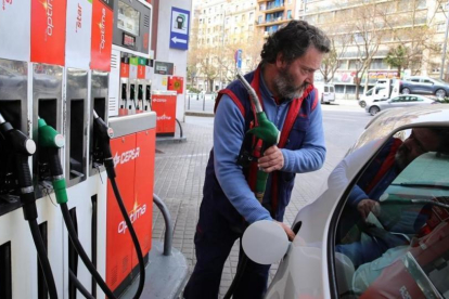 Un conductor reposta en una gasolinera de Barcelona.-EL PERIÓDICO