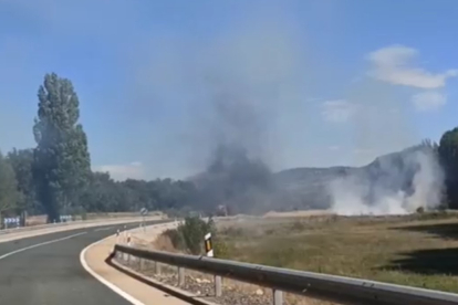 Incendio forestal tras arder un camión cerca de Herreros, Soria. HDS