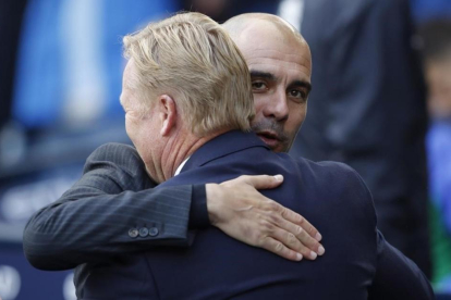 Guardiola y Koeman se saludan antes del partido.-REUTERS / PHIL NOBLE