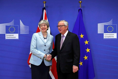 Theresa May y Jean-Claude Juncker, este viernes en Bruselas.-YVES HERMAN (REUTERS)